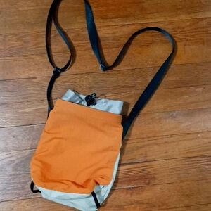 Lululemon’s water bottle crossbody bag Autumn Orange/Trench/Vapor color
